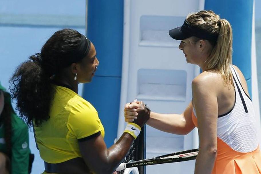 Tennis, Australian Open 2016. Il saluto tra Maria Sharapova, a destra, e Serena Williams. (Epa)